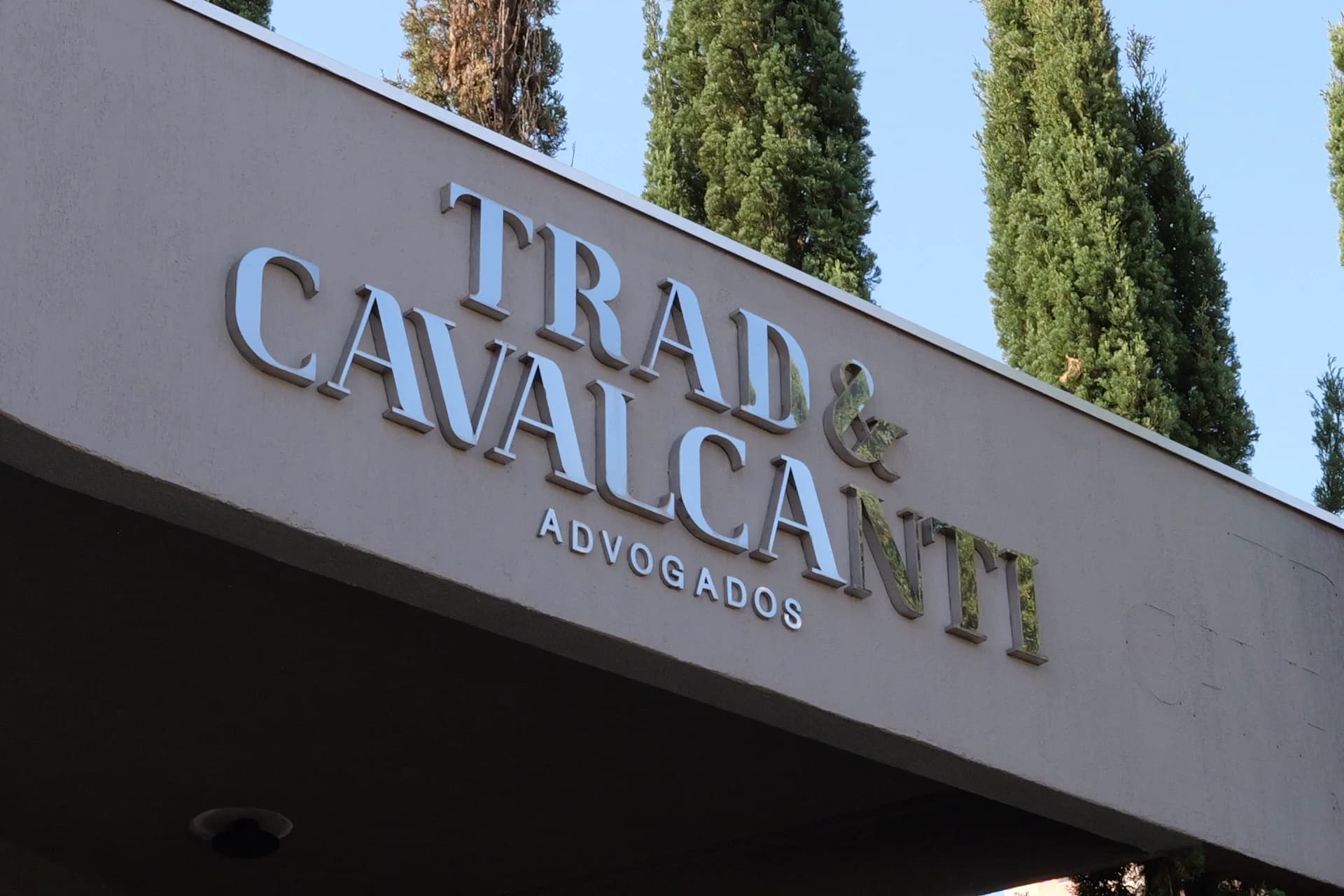 Placa com o nome Trad & Cavalcanti Advogados na fachada da sede, em Campo Grande